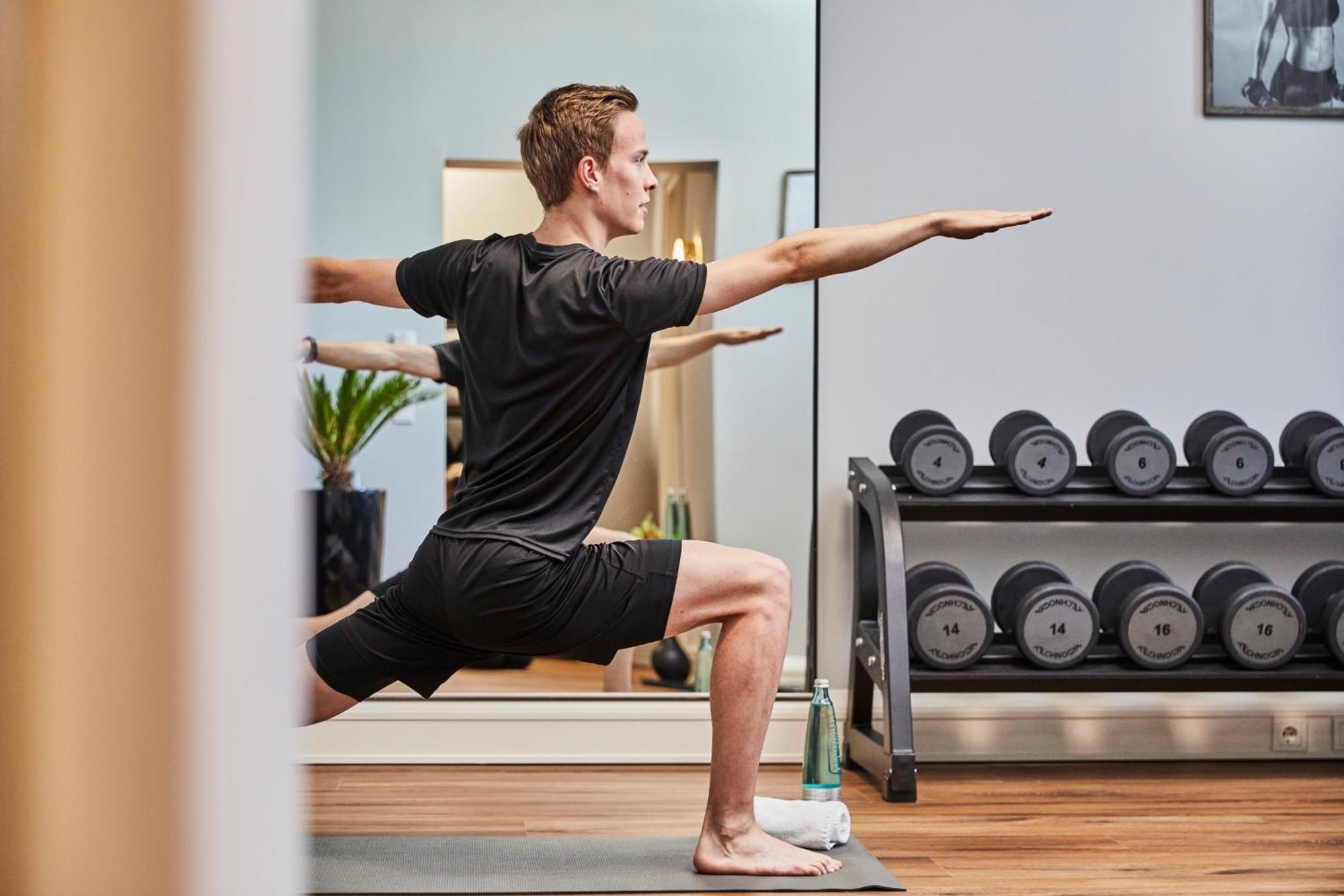 호텔 애틸랜틱 함부르크 오토그래프 컬렉션 함브루크 외부 사진 A man practicing yoga