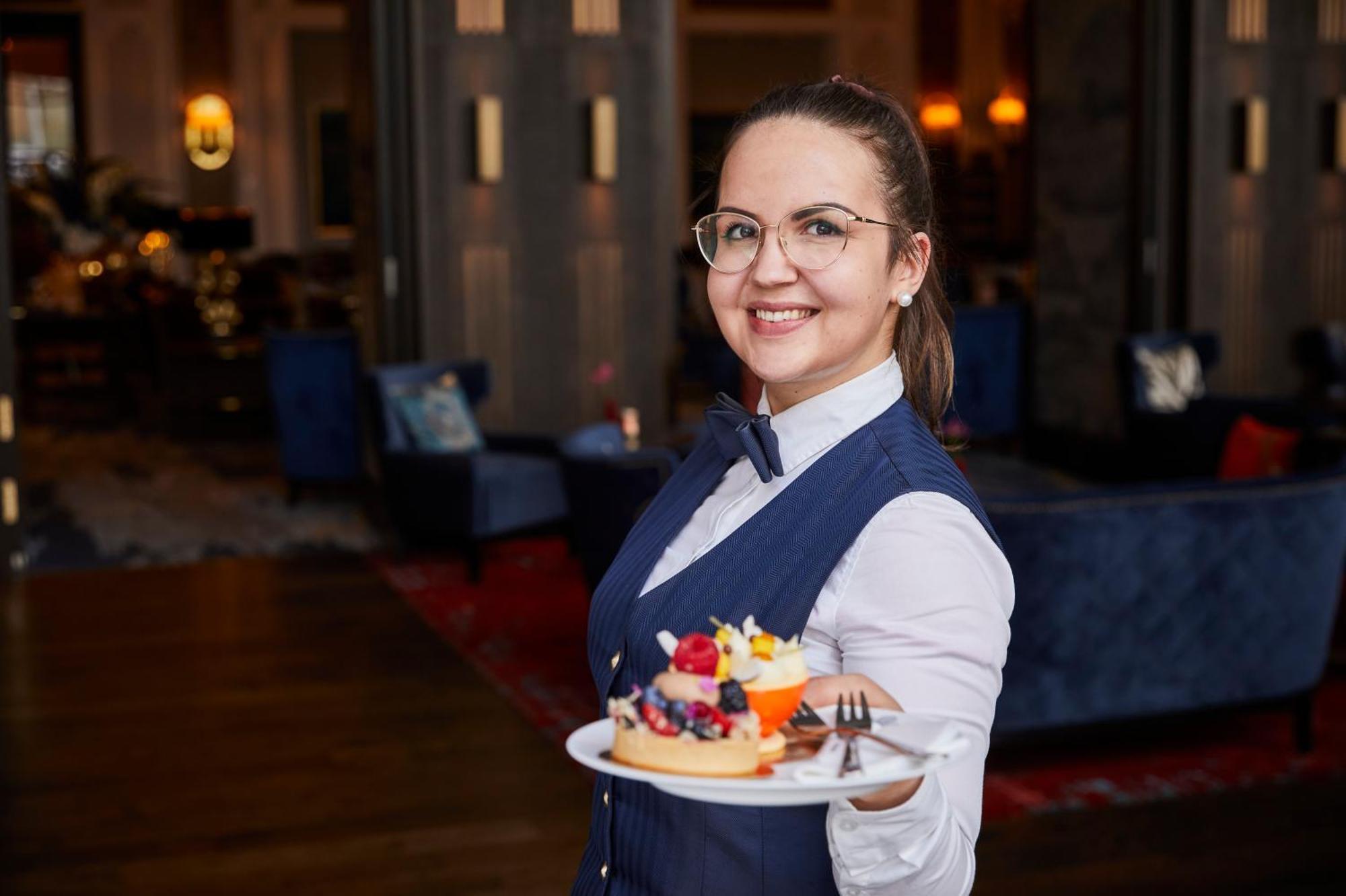호텔 애틸랜틱 함부르크 오토그래프 컬렉션 함브루크 외부 사진 A waitress serving a dessert