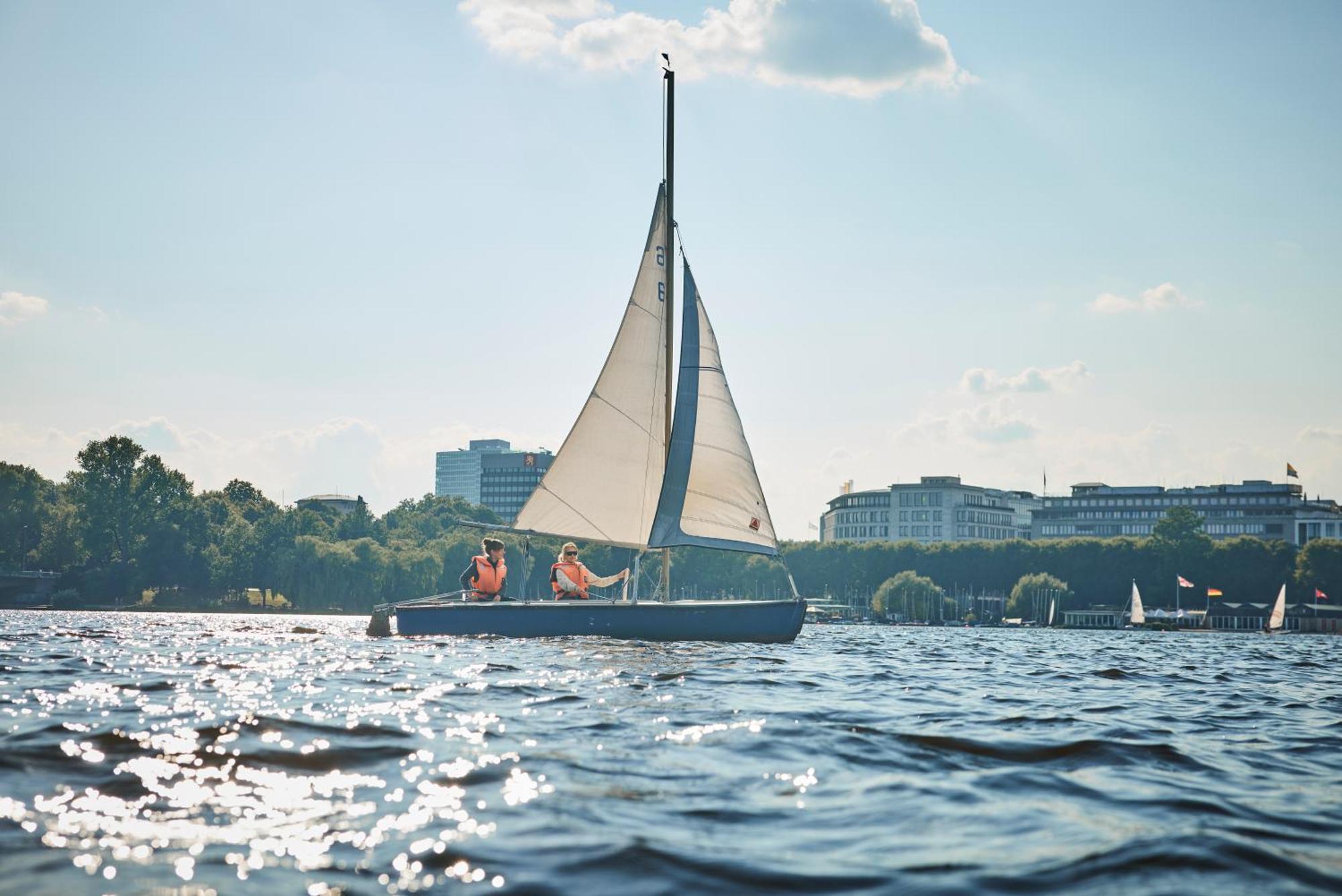 호텔 애틸랜틱 함부르크 오토그래프 컬렉션 함브루크 외부 사진 A yacht on the Wannsee
